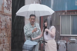 〈エロドラマ〉息子は父と新しい母のセックスをいつも覗いている。母をいやらしい目で見ている。ソレは雨の日。濡れた母を！