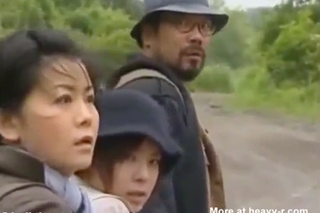 〈エロドラマ〉ああ可哀想な家族！ゲリラにさえ見つからなければ！父親は射殺され母と娘は攫われた！犯される！（震