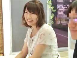 「本当にするの？」お金の誘惑に負け男友達とHしてしまう女子大生