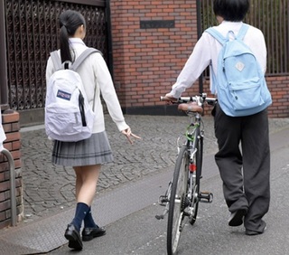 【女子校生パイパン】親友の初体験を喪失させるのに膣内射精まで拒まず奉仕する女子生徒