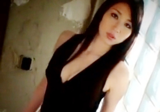 【連続中出し】「もっと♡もっとぉ♡」スレンダー美乳おっぱいの清楚美人な美魔女おばさんが2人の男に膣内射精されてアクメ！