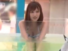 海でナンパされた女子大生が知らない男性とMM号で混浴体験！素股マッサージで発情して中出しSEX！