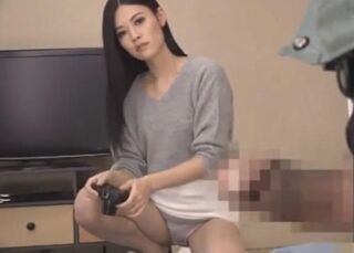 無防備なパンチラで業者男を興奮させた事に気が付いた人妻が誘惑セックス