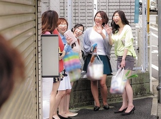 脅迫されてママ友を紹介…美人妻たちが次々と種付けされていく数珠連コンボ♡