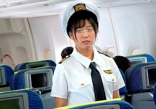 【CAｘ辱め】「やだ！やめてぇ！」スレンダー巨乳おっぱいの清楚美人がフライト中にイキ潮お漏らしアクメ！膣内射精されるｗ