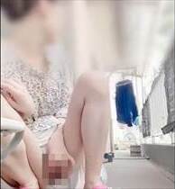 無修正・自画撮り ベランダで周りを気にしながらマンコ弄るお姉さんの自撮り投稿動画がエロスだ