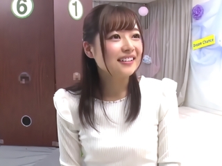 【素人ナンパ】笑顔が素敵な低身長ガール！制限時間内にオチンチン全て射精させたら賞金がもらえるゲームにチャレンジ！