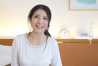 〈センズリ鑑賞〉地味系だけどいい顔立ちの奥さんよね。色も白いし隠れ美人。ちんぽ扱きはさすがベテランって感じww