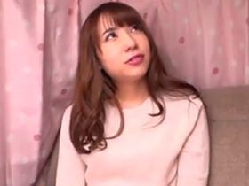ゆるふわ系の人妻をアンケートと称してナンパ！あれこれ理由を付けて脱がして車内で中出しファック！