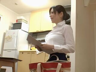 ＜人妻レイプ＞色気300％の”家政婦”おばさんに発情‼大量潮吹きで痙攣するエロ巨尻な美熟女にデカチン即ハメ→追撃ピストン