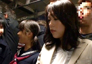 《親子丼痴漢》「娘に手ださないで！」スレンダー巨乳おっぱいの美ボディママと制服美少女が混雑した車内で中出しされるｗ