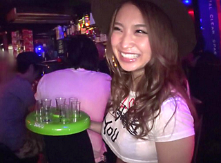 《店内中出し》「めっちゃ出てるぅｗ」店内でバレないようにムチムチ巨乳おっぱいヤリマンお姉さんに水着ずらしハメ種付け！