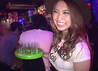 「ちょ、無理だってｗｗｗ」店内でバレないようにムチムチ巨乳おっぱい看板娘ヤリマンお姉さんに水着ずらしハメ中出し！