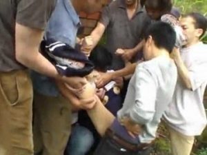 どしゃ降りの雨の中を帰宅途中の女子校生が集団レイプされちゃう