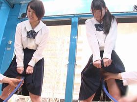 ＜jkナンパ＞体調管理に膣内洗浄！ノリで受診した18歳清純美少女が2人仲良く喘ぎまくり！マジックミラー号