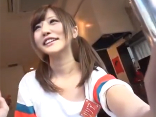 カワイイ看板娘ギャルの噂を聞きつけてAV班が突撃→店内でヤっちゃう♡