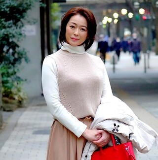 ☆人妻ナンパ☆ ４７歳だという久しぶりの濃密セックスで激しく興奮したとっても綺麗な美人奥さまがとびきりスケベな淫乱メス犬に豹変！剥き出しのご無沙汰マンコに情け容赦なく快楽を与え続ける経験豊富なナンパ師に成熟した肉体と精神を完全支配された欲求不満の人妻が魅せる淫らな姿を見逃すな！