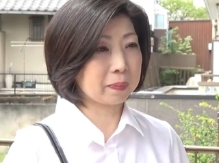 〖六十路熟女〗息子の担任に欲情して大暴走 アナル全開の羞恥プレイに悶絶