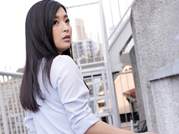 欲求不満で美人な団地妻がオヤジの汗だく濃厚ファックに中出し不倫！