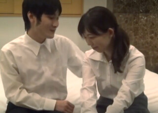 「このコト絶対っ内緒だよっ♡」裏切りNTR不倫を勧める鬼畜な企画～微乳おっぱいの人妻OLが後輩男子とラブホで連続射精トライ♡
