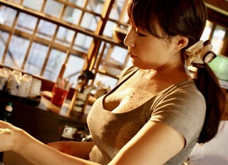 セミの鳴き声…風鈴の音…陽が差し込む縁側で繋がるアセまみれの母子！