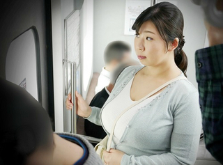《連続中出し》「精子熱いぃ♥♥」電車痴ｶﾝで発情したぽっちゃりムチムチ巨乳おっぱいの人妻が若い男２人と3P交尾！！