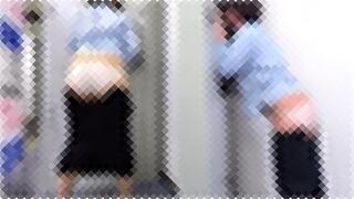【ロッカールーム盗撮】おばさんOLの湿ったおなら。だらしないケツからプッププス～。