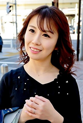 ☆人妻ナンパ☆ ３８歳という年齢を感じさせないこの清純そうな見た目からは想像もできない下品なアへ顔で悶え狂いイキ乱れる欲求不満の美人奥さまをナンパ！精力不足の旦那との夫婦生活ではあり得ない過激な責めイカセで濡れ匂うご無沙汰マンコに快楽を与え続けられて完全発情した清楚な人妻の淫らな姿を見逃すな！