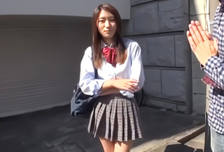 《制服ギャル》「えー、だめだよぉ…」地味な顔立ちのロリ娘を口説く！スレンダー美乳おっぱいボディに中出しをキメる！ｗ