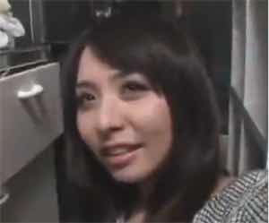 ローターをアソコに忍ばせ人前で感じるM女さん
