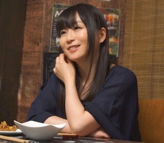 ☆人妻ナンパ☆ ３６歳だとおっしゃるこの清潔感ハンパない笑顔からは想像もつかない大胆M字騎乗位で腰を振りまくりながら悶え狂うドスケベ人妻の淫らな姿を隠し撮り！ストレス発散で立ち寄った居酒屋で知り合ったイケメン年下男子にほろ酔い気分で口説かれてソノ気になった美人奥さまの淫らな姿を見逃すな！