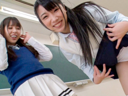 可愛い美少女2人がいっぱい話して、いっぱいパンチラして、挿入を取り合う！