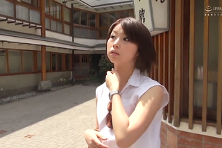 〈人妻ナンパ〉旅の解放感がそうさせるのか。家族で旅行中なのに一期一会で露天セックスしちゃう人妻。なんて素敵な奥さんww