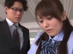 放課後の教室で同級生に襲われる女子校生