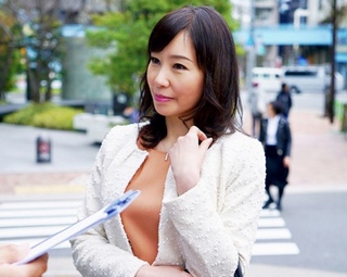 こんな綺麗なおばさんと激しく乱れたい！アラフィフとは思えないモデルのような奥様！