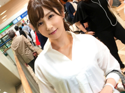 人でごった返す新宿駅でも思わず目に止まるほど輝いた上品＆清楚な奥様