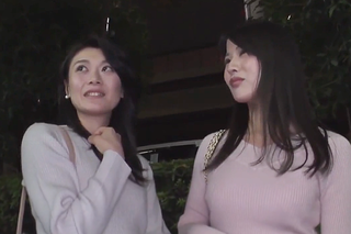 〈人妻ナンパ〉夜の生活アンケに乗るくらいなので軽いことは見当つくが母娘W人妻にちんぽ挿入できる機会なんて滅多にないぞww