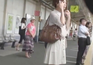 《電車痴漢》「やめてよっ！」脱がすとガチエロ！日焼け跡エロすぎるくびれ巨乳おっぱいスレンダー美人ギャルがガニ股絶頂ｗ
