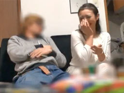 可愛らしい若妻がチャラ男の家に連れ込まれて夫を裏切り割り切りH