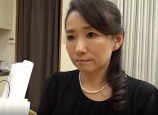 【未亡人熟女】恥ずかしそうに他人棒ぶち込まれて喜び悶えて中出しされる美熟女
