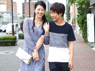 『お母さん…寂しかったの…』卒業式に出張で来れなくなった父親の代わりに来た美魔女義母⁉ホテルで童貞卒業も…【エロドラマ】