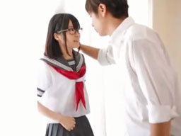 AVデビュー作品で処女を喪失！2作目ではコスプレSEXに挑戦