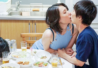 《人妻NTR》「シたかった…♥♥」昼間から隣人大学生と不倫セックスするスレンダー巨乳おっぱい超美人な美魔女が最高！
