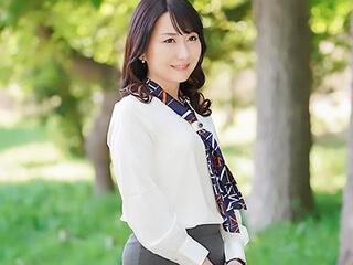 【初撮り】愛する夫との夜の生活で満足できずついにAV出演することを決めた結婚15年目の四十路妻！