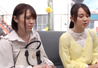 【イキ潮チャレンジ】「やばくないｗ」スレンダー美乳おっぱい美少女JDがお金のために友達と潮まみれの乱交・膣内射精SEX！