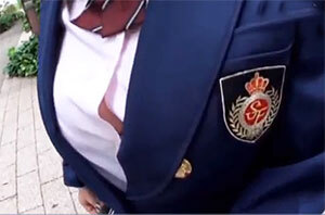 シャツの隙間からブラをチラ見せする爆乳Hカップjkと生ハメSEX