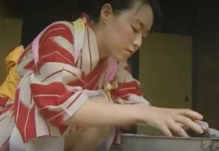 《ヘンリー塚本》「き、気持ちぃ♥」母に先立たれ父親に抱かれ、奉公先の御主人様にも抱かれる美乳おっぱい美少女と先輩女が卑猥