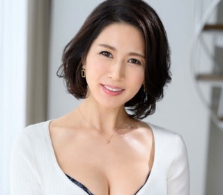 【人妻熟女】清楚さ抜群な雰囲気も一変ししゃぶり回して挿入ねだる美乳妻