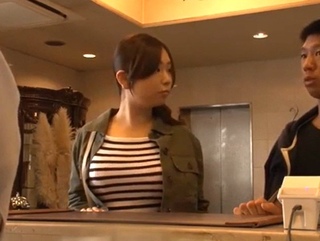 後輩のミスでダブルの相部屋になってしまった巨乳OLが筆おろししてあげる
