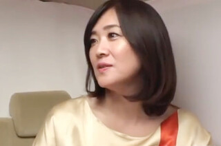 「私…おばさんですよぉ♡」セレブな熟女の自尊心をくすぐりながらセクハラ痴漢で強制発情～メス発動の人妻がNTR不倫の即ハメ姦